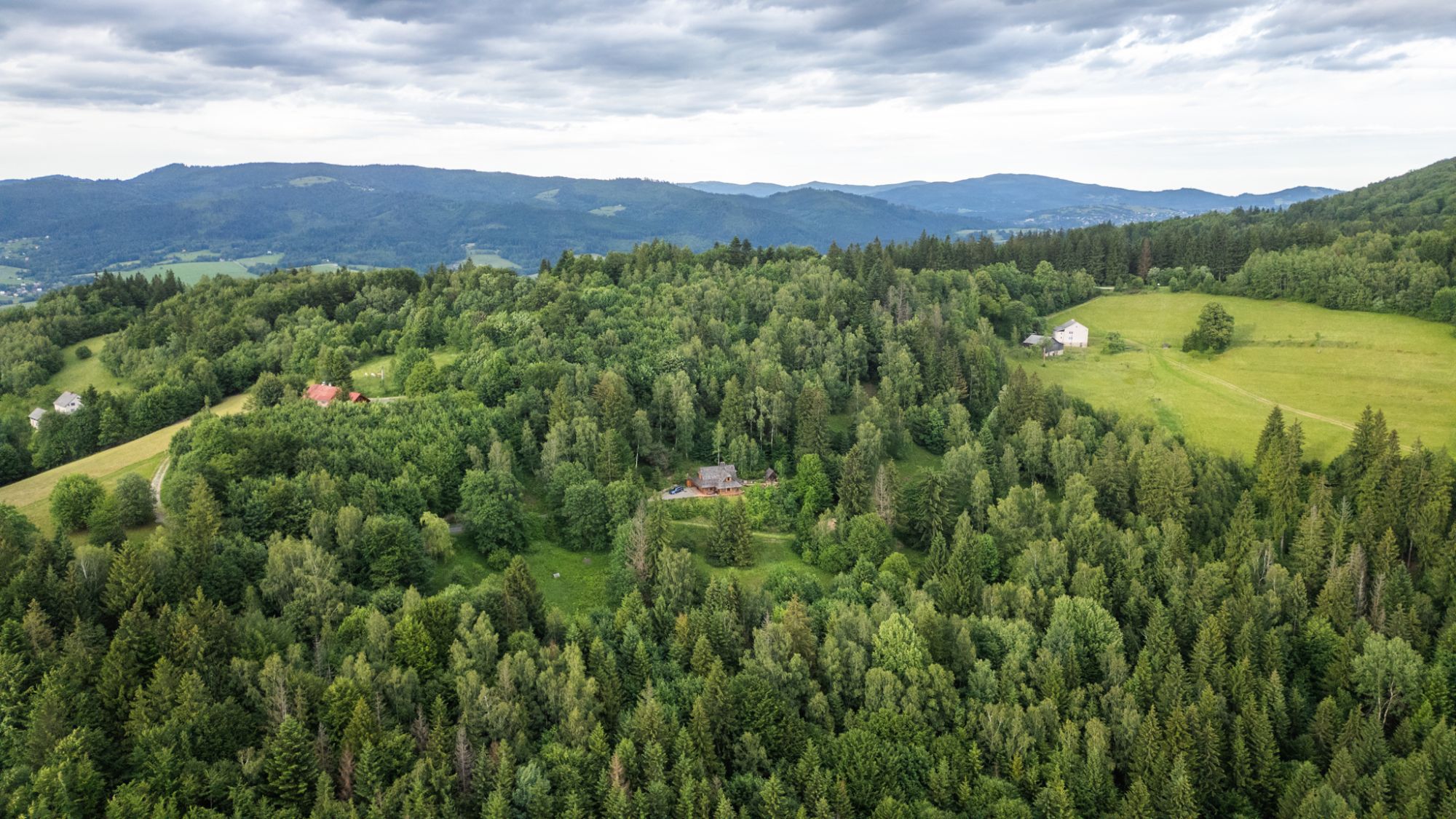 Panorama zalesněných hřebenů Slezských Beskyd